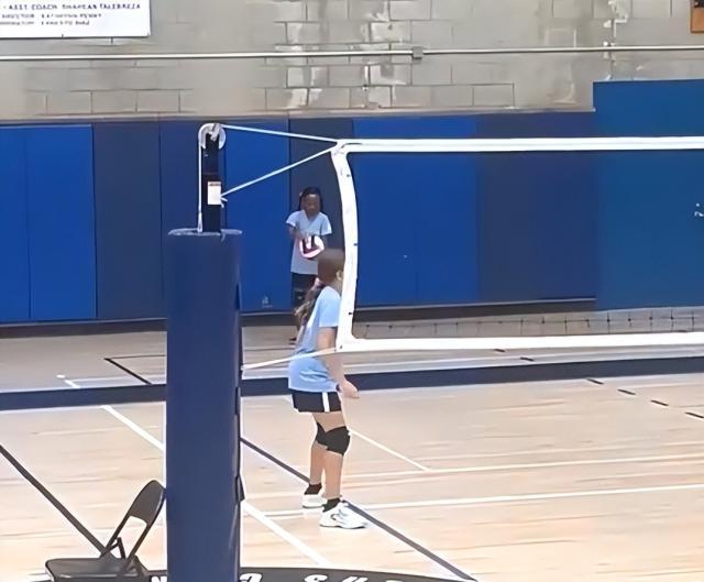 足球免费-天赋！詹皇9岁女儿打排球连续得分 老詹观战直乐