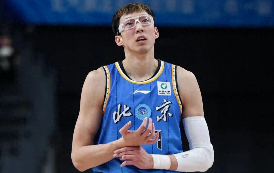 足球游戏-周琦眼睛出现不适，赵继伟赛季首秀完美，CBA又来超级外援！