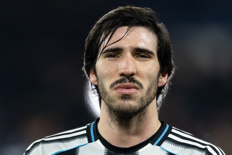 足球游戏-记者：曼联想买左边卫 中场目标吉马良斯、托纳利不太会同时离队